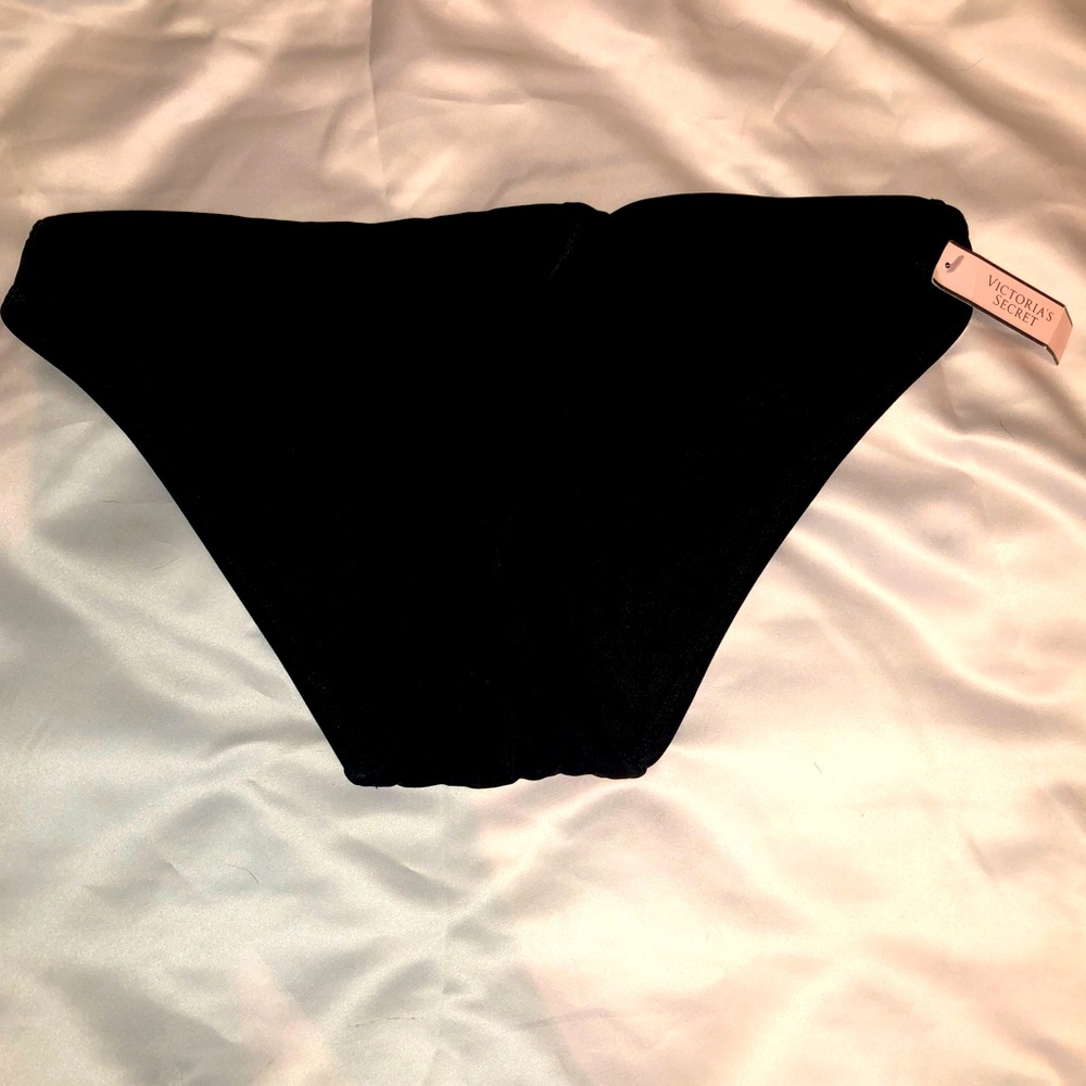 Black VS The unforgettable swim bottom.  M. NWT.